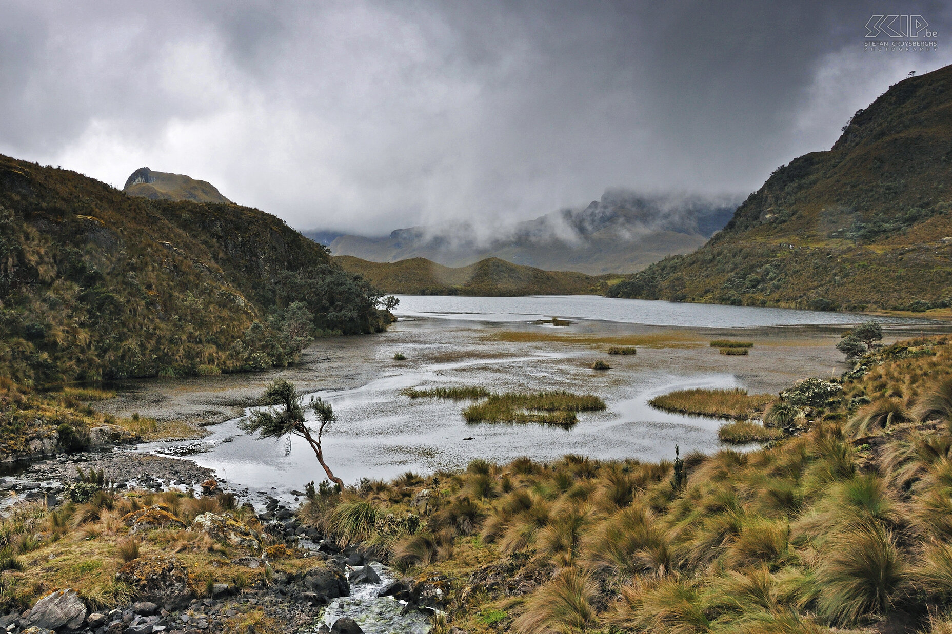 El Cajas Het nationale park van El Cajas, gelegen op een hoogte tussen 3100m en 4450m, heeft een toendra vegetatie en vele heuvels, meren en valleien. Stefan Cruysberghs